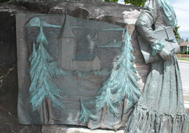 Gwillim statue left side detail